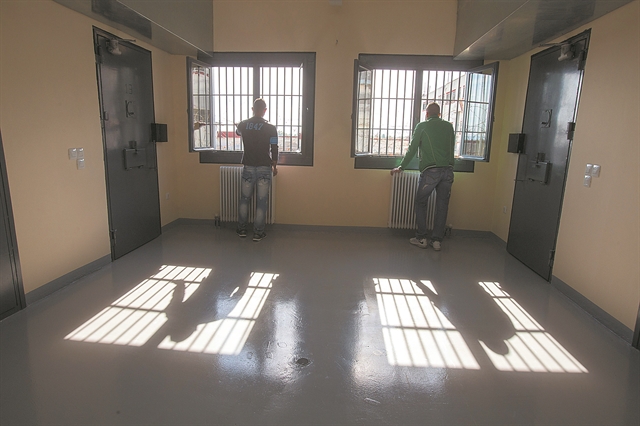 Ο κορωνοϊός… αδειάζει τις φυλακές