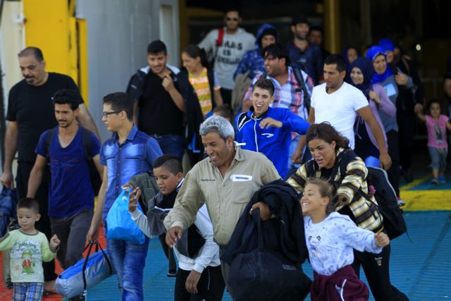 Πάνω από 3.000 πρόσφυγες αποβιβάστηκαν το πρωί στον Πειραιά