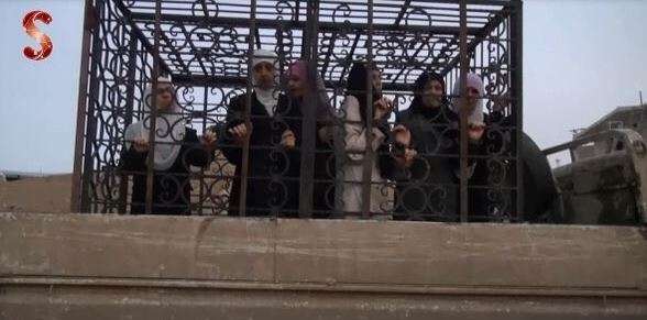 Κλειδώνουν ανθρώπους σε κλουβιά για να αποτρέπουν τους βομβαρδισμούς (βίντεο)