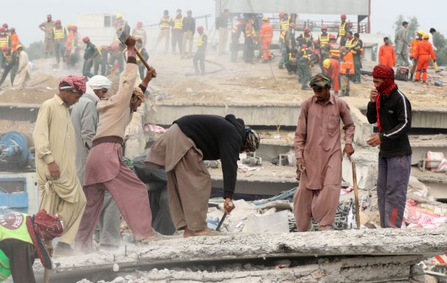 Πακιστάν: Στους 23 οι νεκροί από την κατάρρευση εργοστασίου στη Λαχώρη
