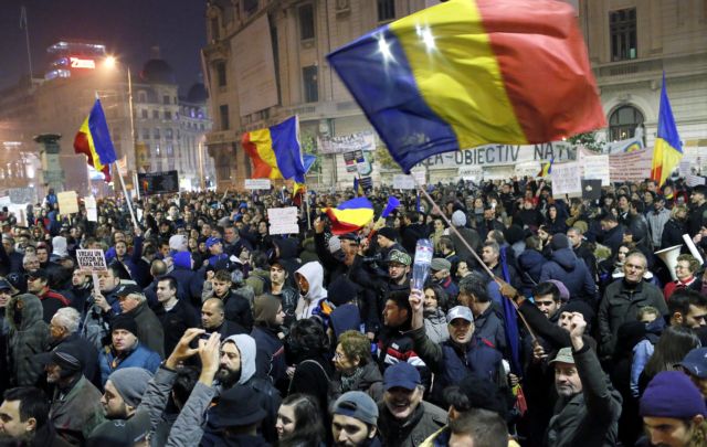 Ρουμανία: Κυβέρνηση τεχνοκρατών ή πρόωρες εκλογές, συνεχίστηκαν οι διαδηλώσεις