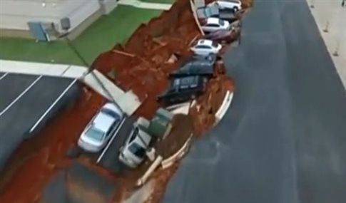 ΗΠΑ: Ανοιξε η γη και… κατάπιε δεκαπέντε αυτοκίνητα (βίντεο)