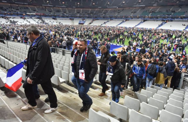 Γάλλοι τραγουδούν τον Εθνικό Υμνο την ώρα της εκκένωση του «Stade de France»