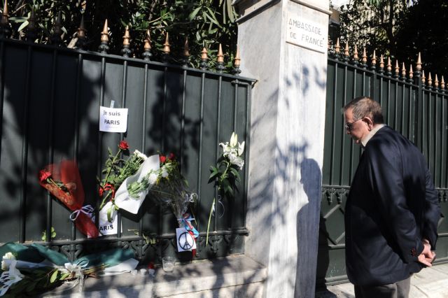 Λουλούδια, κεριά και μηνύματα στις πρεσβείες της Γαλλίας ανά τον κόσμο