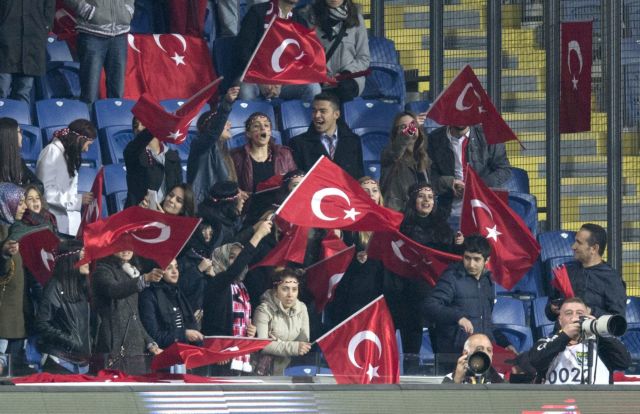 Τούρκοι οπαδοί αποδοκίμαζαν κατά τη διάρκεια ενός λεπτού σιγή για τους νεκρούς του Παρισιού