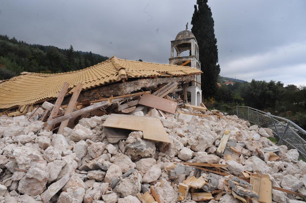 Σε κατάσταση έκτακτης ανάγκης κηρύχτηκε η Λευκάδα- μη κατοικήσιμα 20 σπίτια