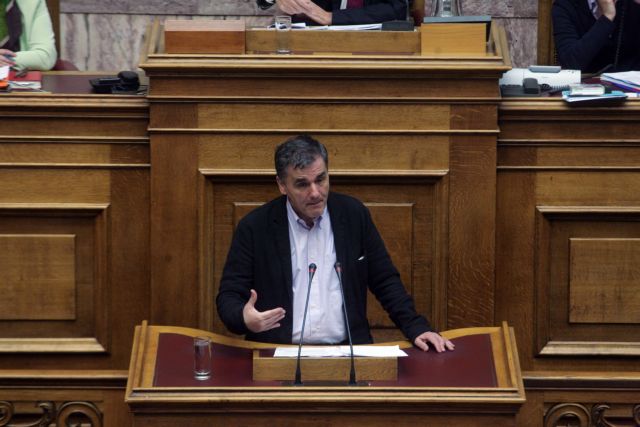 Βουλή: Αντιπαράθεση Τσακαλώτου – αντιπολίτευσης για τα κόκκινα δάνεια