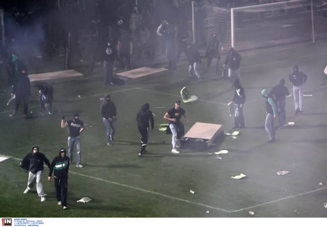 Δεν άρχισε ποτέ το ντέρμπι, σοβαρά επεισόδια στο γήπεδο της Λεωφόρου, τραυματίστηκαν τρεις αστυνομικοί