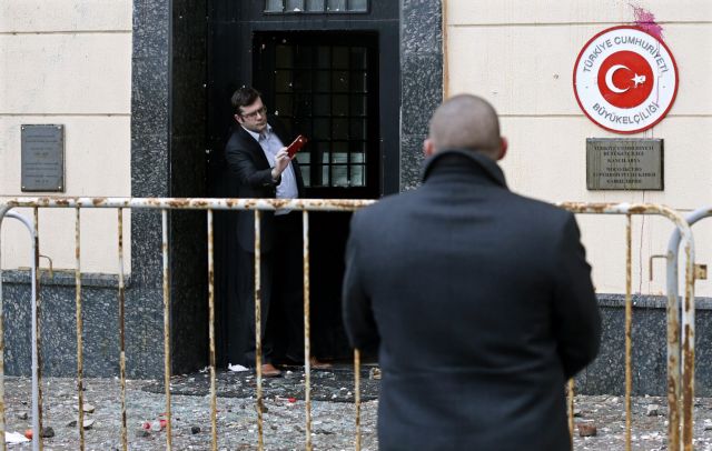 Διαδηλωτές πέταξαν πέτρες στην πρεσβεία της Τουρκίας στη Μόσχα