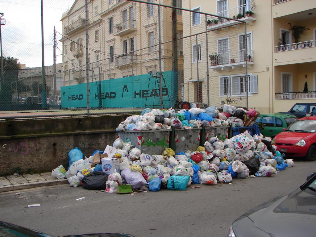 Πνίγηκε στα σκουπίδια η Κέρκυρα, μετά το λουκέτο που έβαλαν κάτοικοι στο ΧΥΤΑ Τεμπλονίου