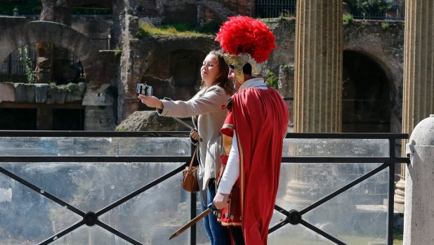Η Ρώμη απαγορεύει τους εκατόνταρχους στα μνημεία της