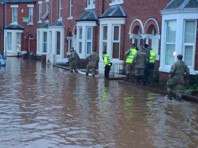 Πλημμύρες σάρωσαν τη Βρετανία, δεκάδες χιλιάδες σπίτια χωρίς ρεύμα