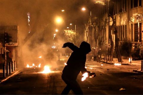 Διώξεις για κακουργήματα σε οκτώ από τους συλληφθέντες στα Εξάρχεια, οι τέσσερις ανήλικοι