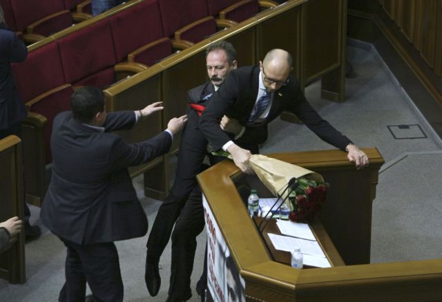 Ουκρανία: Βουλευτής πήρε σηκωτό τον πρωθυπουργό από το βήμα της Βουλής
