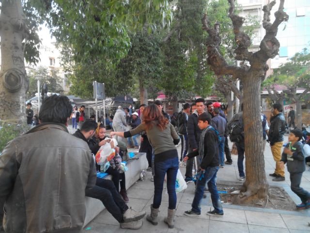 Προσφέρουν βοήθεια στους πρόσφυγες παρά την κρίση