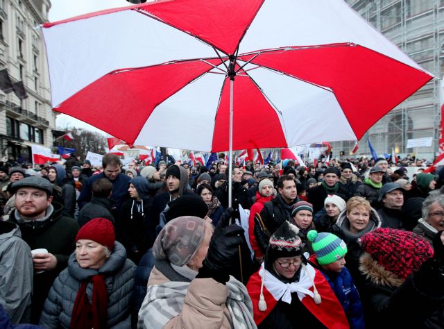 Η Πολωνία τρικλίζει Δεξιά και η Ευρώπη σημαίνει συναγερμό