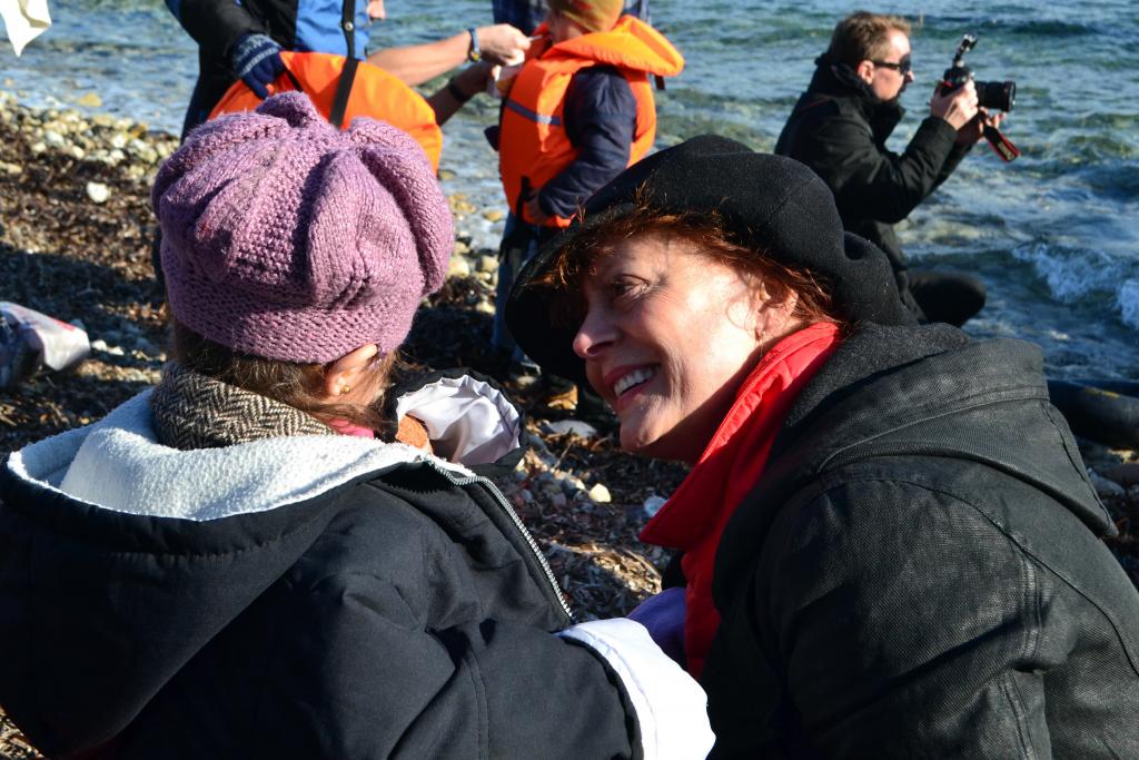 Ξέσπασε σε κλάματα η Σάραντον μπροστά στο προσφυγικό δράμα στη Λέσβο