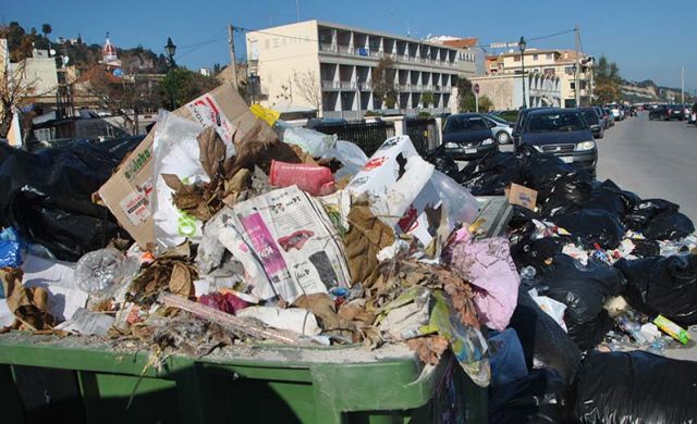 Ζάκυνθος: Λόφοι τα σκουπίδια, παραμένει κλειστός ο ΧΥΤΑ