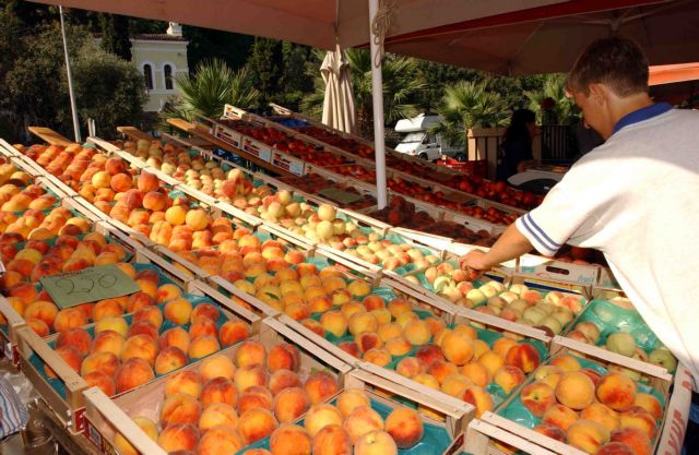Δωρεάν φρούτα και λαχανικά στο κοινό από παραγωγούς λαϊκών αγορών