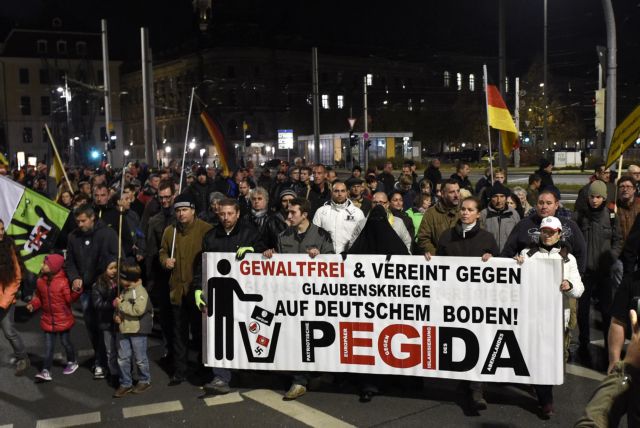 Οι ρατσιτσές του Pegida διαδηλώνουν στην Κολωνία | tanea.gr