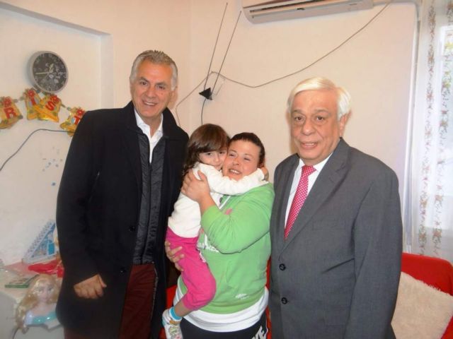 Επίσκεψη Παυλόπουλου σε μονογονεϊκή οικογένεια στο Περιστέρι