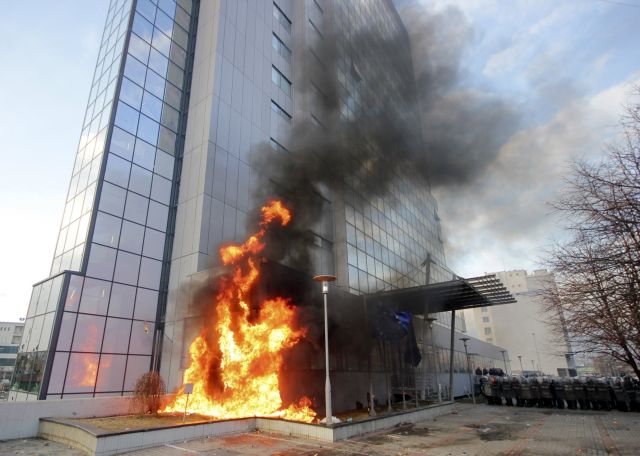 Φωτιά έβαλαν διαδηλωτές στα γραφεία της κυβέρνησης στο Κόσοβο