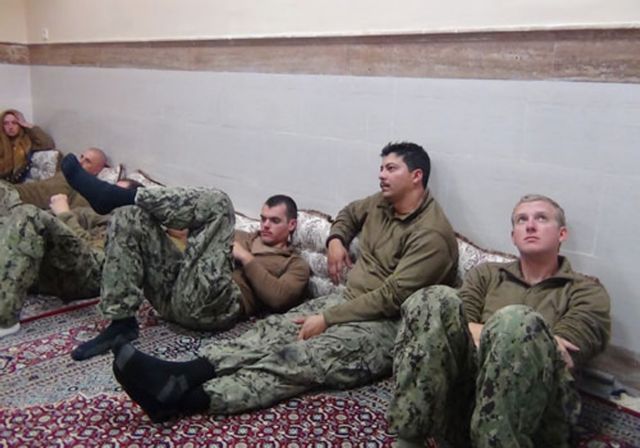Ελεύθεροι αφέθηκαν οι 10 αμερικανοί ναύτες που κρατούσε το Ιράν