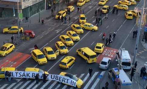 Αντιδρούν και στην Βουδαπέστη οι οδηγοί ταξί για την πολυεθνική Uber