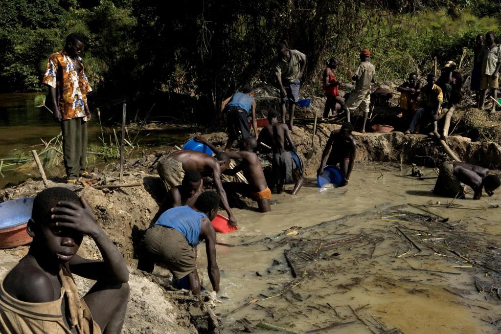Εκθεση-σοκ: Παιδιά επτά ετών εργάζονται νυχθημερόν σε ορυχεία για την παραγωγή smartphones