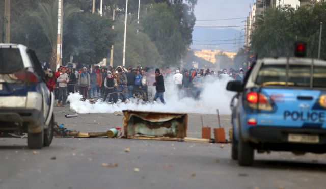 Εκρυθμη η κατάσταση στην Τυνησία – νεκρός αστυνομικός σε διαδηλώσεις