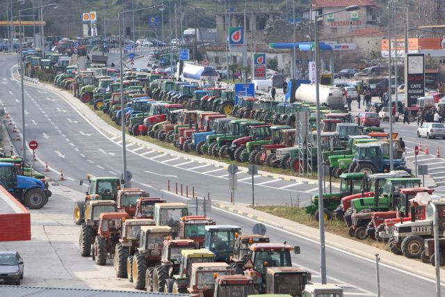 Η αστυνομία απαγορεύει την κυκλοφορία στα Τέμπη λόγω αγροτικών μπλόκων