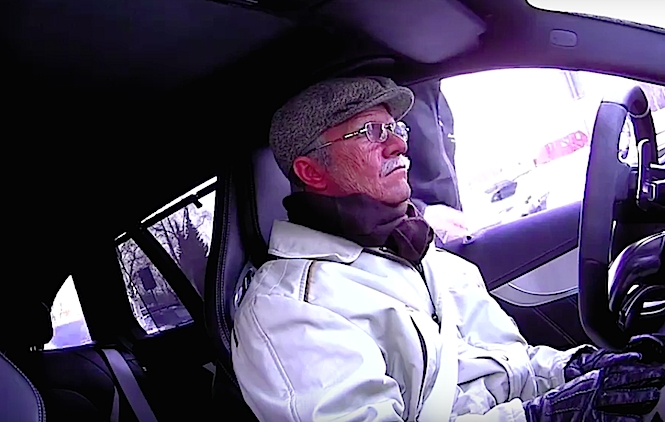 Ο Σόλμπεργκ ντύνεται παππούς και κάνει φάρσα