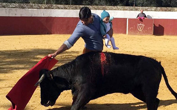 Θύελλα αντιδράσεων στην Ισπανία για την ταυρομαχία με το βρέφος αγκαλιά