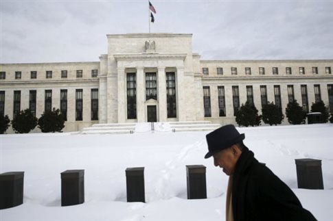 FED: Σταθερά τα επιτόκια, ανησυχία για τις διεθνείς αγορές