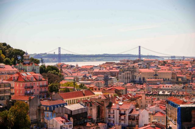 Η γραφειοκρατία γίνεται βόμβα για τις χρυσές βίζες στην Πορτογαλία