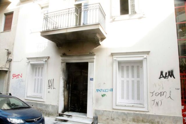 Νέα εμπρηστική επίθεση στην οικία του Αλέκου Φλαμπουράρη στα Εξάρχεια