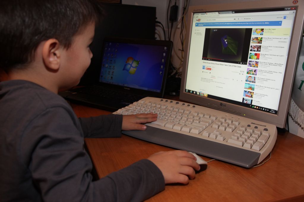 Ημέρα Ασφαλούς Διαδικτύου: 7 στους 10 γονείς παρακολουθούν τα «σερφαρίσματα» των παιδιών τους