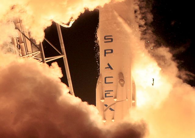 ΗΠΑ: Αναβλήθηκε για ένα 24ωρο η εκτόξευση του πυραύλου Falcon-9 που θα μεταφέρει επικοινωνιακό δορυφόρο στο διάστημα