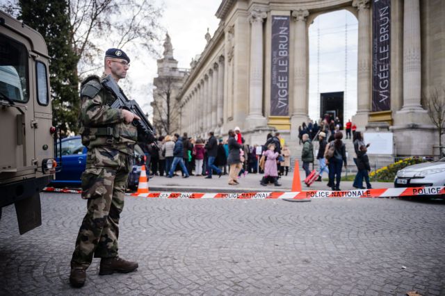 Γαλλία: Πρώτο «ναι» στην στέρηση υπηκοότητας για τρομοκράτες | tanea.gr