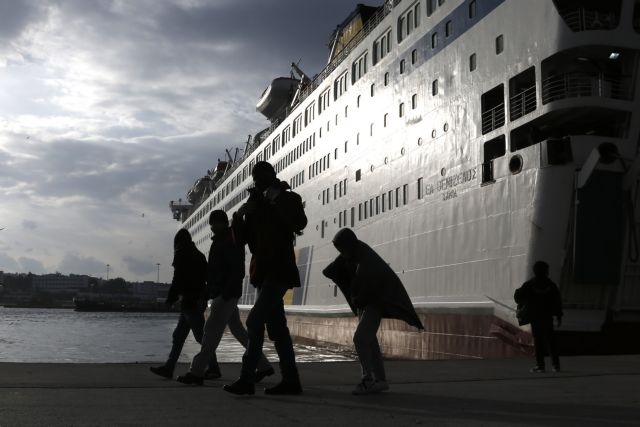 Στο λιμάνι του Πειραιά αποβιβάστηκαν με δύο πλοία 1.295 μετανάστες και πρόσφυγες
