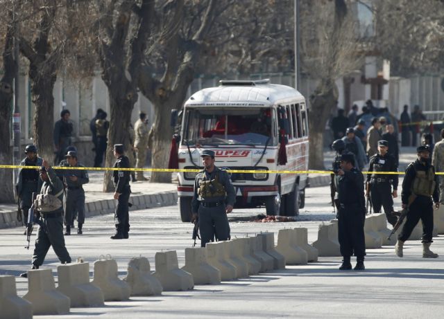 Αφγανιστάν: Τουλάχιστον τρεις νεκροί από βομβιστική επίθεση αυτοκτονίας των Ταλιμπάν, σε λεωφορείο του στρατού