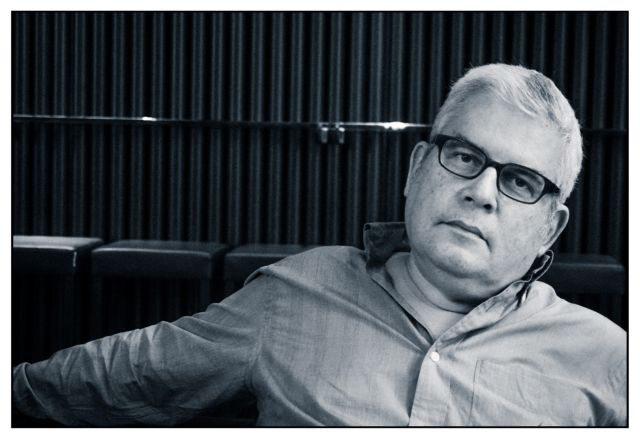 Ο συγγραφέας γράφει με το ψαλίδι