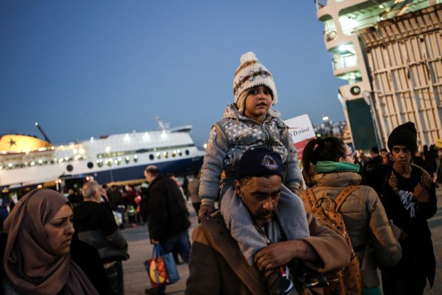 Στο λιμάνι του Πειραιά το Blue Star 1 με 1.354 πρόσφυγες και μετανάστες | tanea.gr