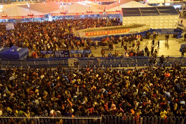 Δεκάδες χιλιάδες κινέζοι ταξιδιώτες αποκλεισμένοι από το χιόνι | tanea.gr