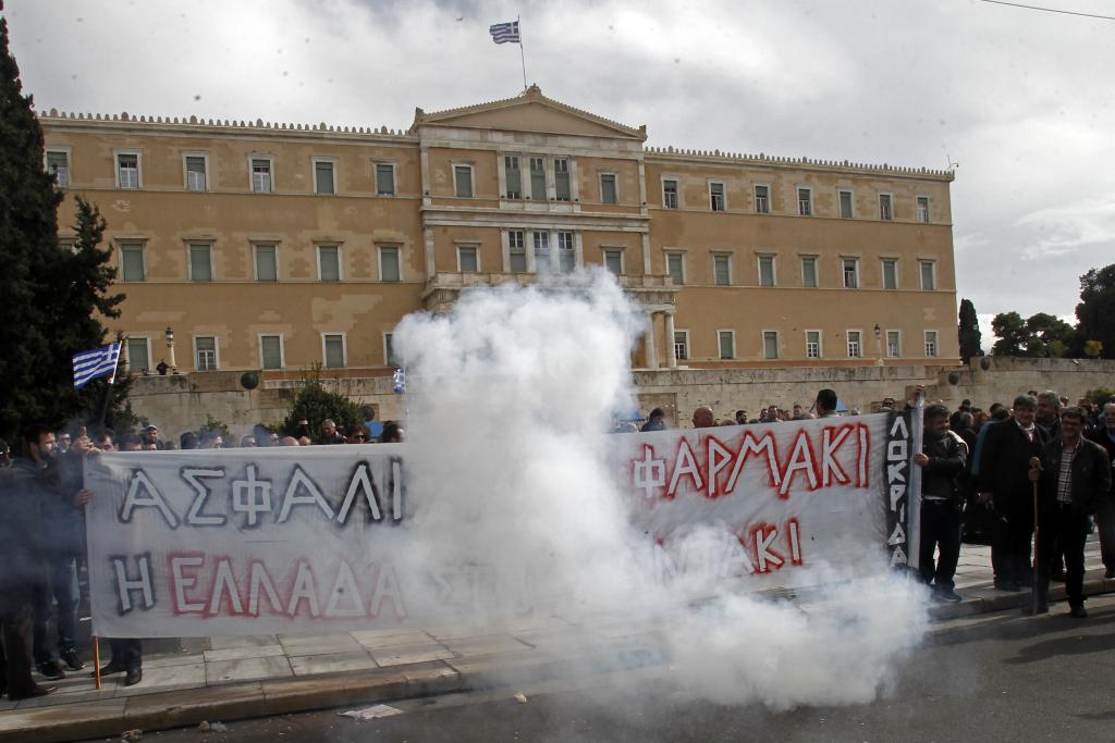 Πάνω από 30.000 διαδηλωτές στο κέντρο της Αθήνας κατά του ασφαλιστικού