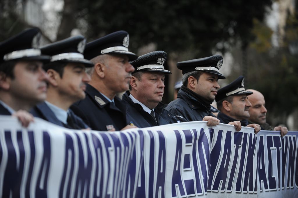 Συγκέντρωση 2.500 ενστόλων στο κέντρο της Αθήνας – Διαμαρτυρία αστυνομικών το πρωί έξω από το Μαξίμου