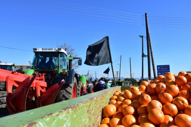 Στα μπλόκα παραμένουν οι αγρότες της Πελοποννήσου | tanea.gr