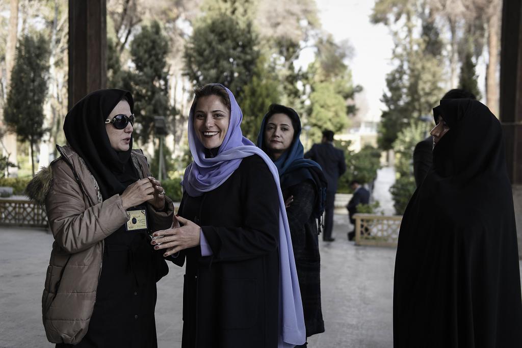 Με μαντήλα στο Ιράν η Μπέτυ Μπαζιάνα