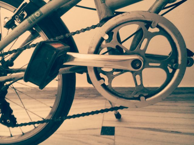 Ορθοπεταλιές #127 – Πώς βγάζουμε λεκέ γράσου από τα ρούχα μας