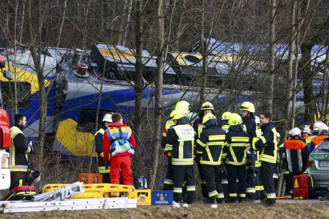 Μετωπική σύγκρουση τρένων στη Γερμανία – Δέκα νεκροί, ένας αγνοούμενος και 81 τραυματίες